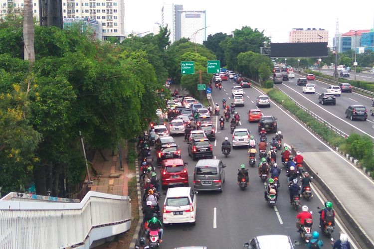 Situasi jalan MT Haryono Jakarta Timur yang kerap macetnimbas LRT, Jumat (5/1/2018)