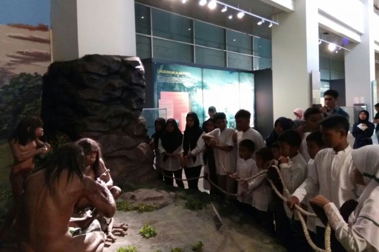 Anak-anak saat melihat koleksi Museum Nasional, Jakarta, Sabtu (6/1/2018).