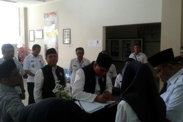 Tiga calon gubernur dan wakil gubernur Maluku Utara menjalani tes urine di kantor BNNP Maluku Utara, Rabu (10/1/2018)