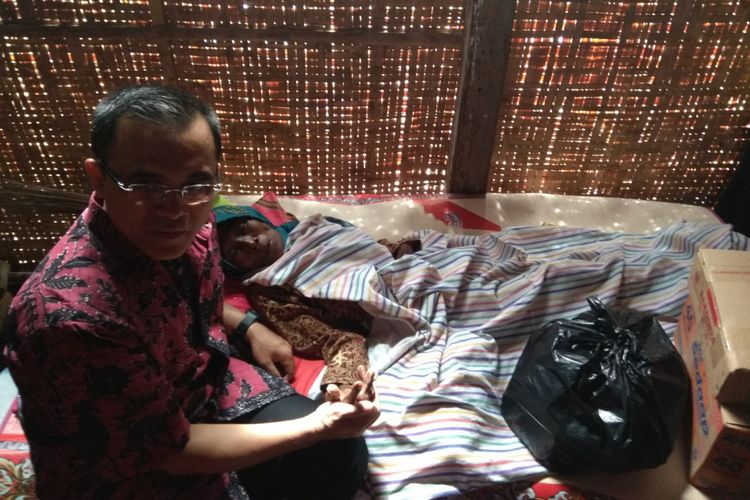 Bupati Anas saat menyambangi warga miskin yang sakit di Kecamatan Kabat, Kamis (11/1/2018).