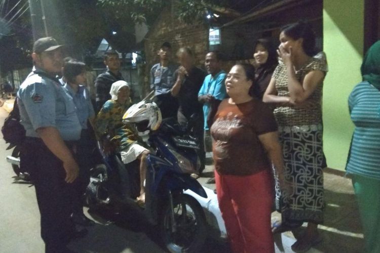 Nenek Mintarsh diantar petugas Dinas Sosial mencari anaknya yang tinggal di Setaibudi, Jakarta Selatan.