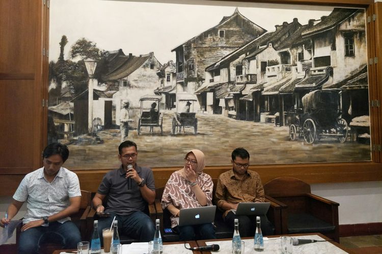 Pakar hukum Paku Utama (paling kanan) dalam diskusi pelacakan aset pidana di Cikini, Jakarta, Minggu (14/1/2018)