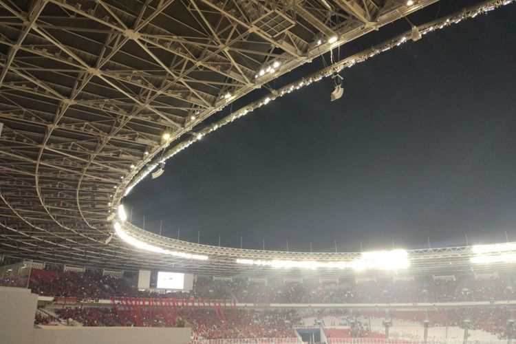 Jelang diresmikan Presiden Joko Widodo, Stadion Utama GBK Senayan diguyur hujan, Minggu (14/1/2018).