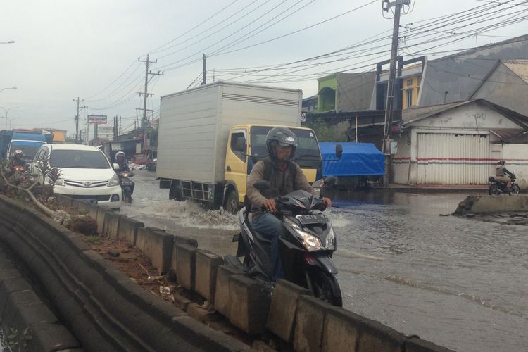 Banjir rob di Jalan Pantura Kaligawe, Semarang, Senin (15/1/2018).