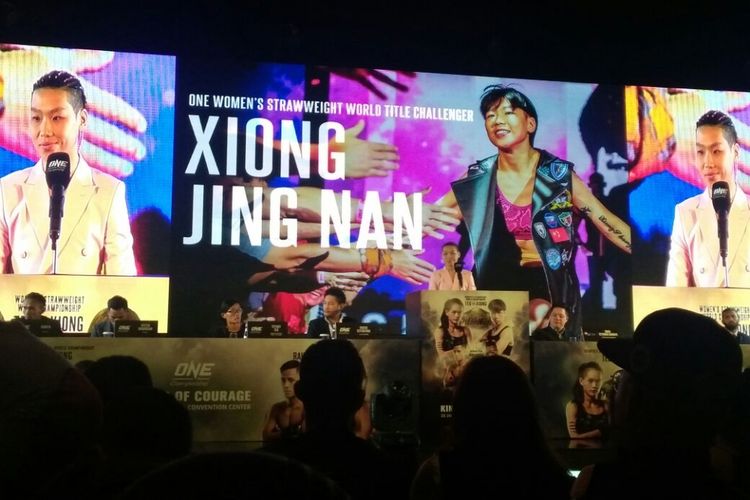 Atlet seni bela diri campuran wanita asal China, Xiong Jing Nan, saat sesi konferensi pers jelang pertarungannya melawan atlet MMA asal Singapura, Tiffany Theo, Kamis (18/1/2018).