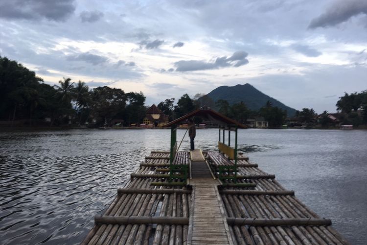 Rakit yang digunakan menuju Candi Cangkuang, peninggalan Hindu Abad ke-8, di Desa Cangkuang, Kecamatan Leles, Kabupaten Garut, Jawa Barat, Sabtu (13/1/2018). 