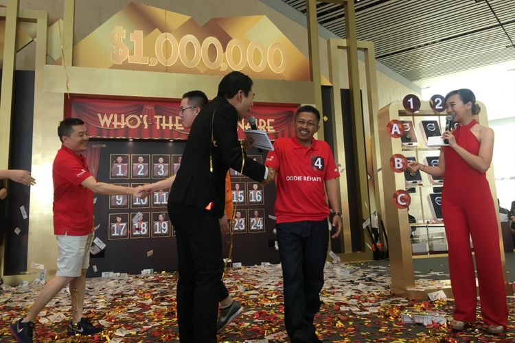 Turis asal Indonesia, Oddie Rehatta (47) memenangi undian uang tunai sebesar satu juta dollar Singapura atau sekitar Rp 10 miliar dalam acara Grand Final Be A Changi Millionaire 2017 yang diadakan oleh Changi Airport Group, Singapura, Minggu (21/1/2018).(KOMPAS.COM/ANGGITA MUSLIMAH)