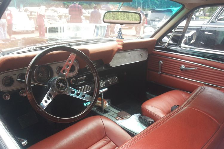 Ruang kemudi Ford Mustang lansiran 1967 milik salah seorang anggota Perhimpunan Penggemar Mobil Kuno Indonesia (PPMKI) yang hadir di Bogor, Minggu (21/1/2018). 