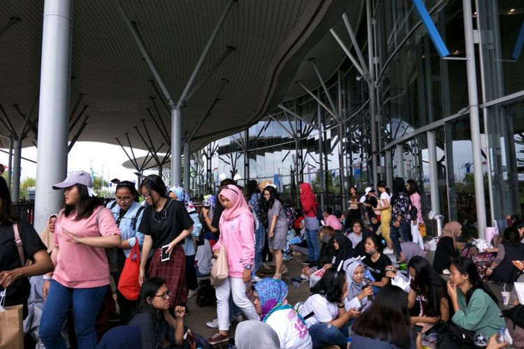 Para Wannables menghadiri Wanna One First Fan Meeting in Jakarta yang digelar di Indonesia Convention Exhibition (ICE), BSD, Tangerang, Minggu (21/1/2018).