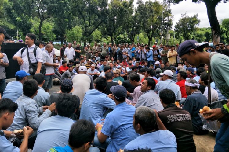 Para sopir angkot berdemo di depan Balai Kota DKI Jakarta, Senin (22/1/2018).