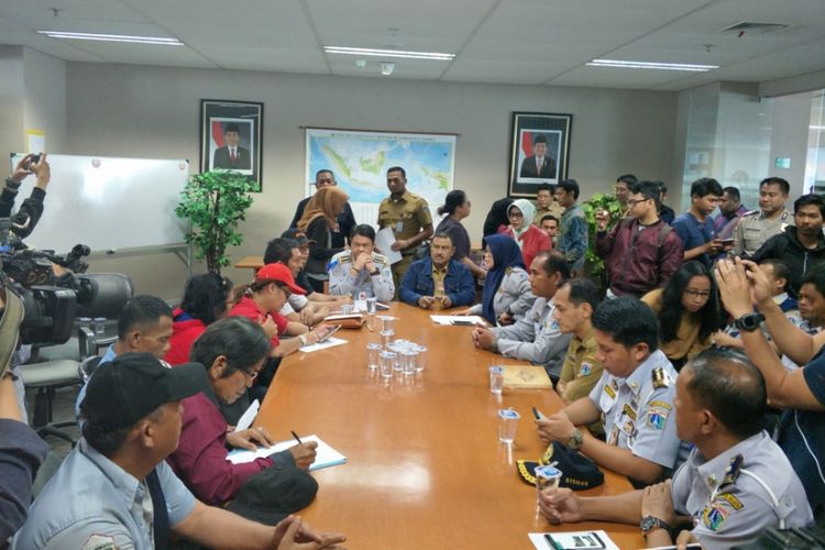 Kepala Dinas Perhubungan (Kadishub) DKI Jakarta, Andri Yansah menemui perwakilan sopir angkot Tanah Abang yang menggelar aksi di depan Balai Kota DKI Jakarta, Senin (22/1/2018).