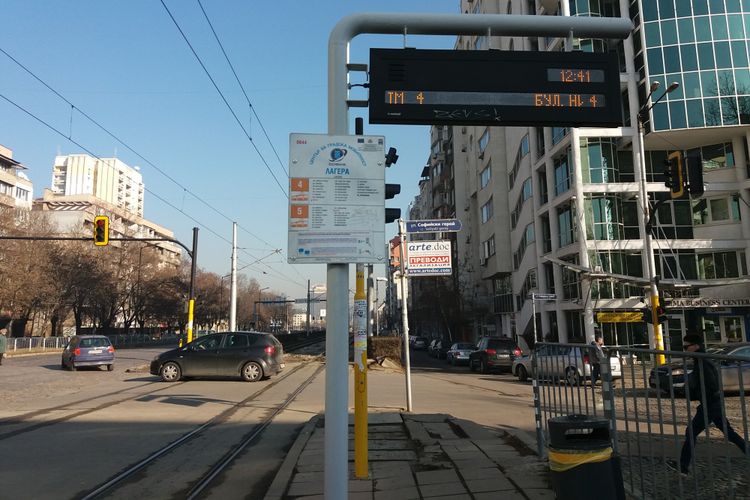 Tempat pemberhentian tram di Sofia, Bulgaria.