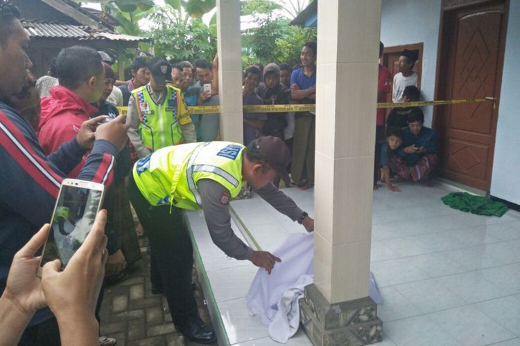Petugas Polsek Puncokusumo, Kabupaten Malang saat mengevakuasi mayat bayi yang ditemukan di Mushala Al Amin Desa Sumberejo, Kecamatan Poncokusumo, Kabupaten Malang, Senin (22/1/2018)