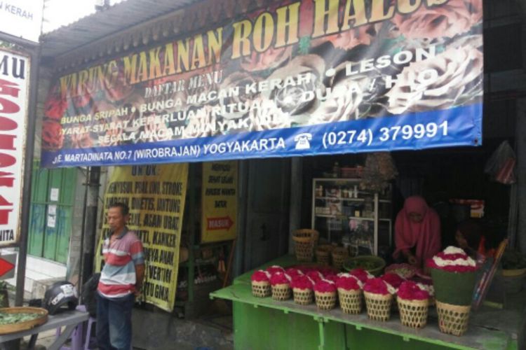 Warung makanan Mahluk Halus di Jl RE. Martadinata, No 7 Wirobrajan, Kota Yogyakarta.