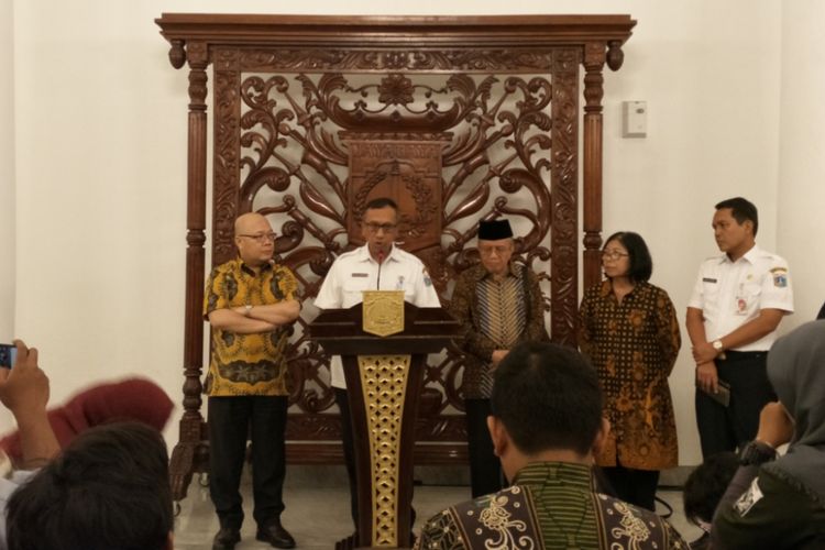 Taufiq Ismail dan para perwakilan pengurus Pusat Dokumentasi Sastra (PDS) HB Jassin di Balai Kota DKI Jakarta, Rabu (24/1/2018).