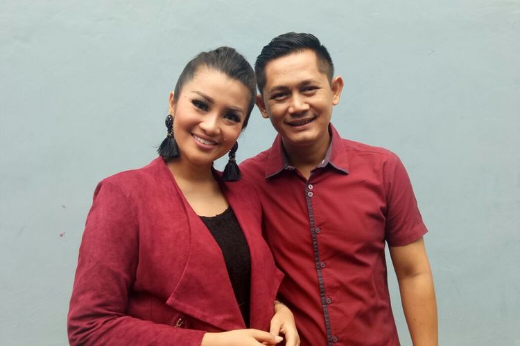 Fitri Carlina bersama suaminya Hendra Sumendap berpose saat ditemui di kawasan Tendean, Jakarta Selatan, Jumat (26/1/2018). 