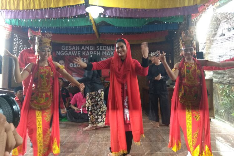 Puti Guntur, calon wakil Gubernur Jawa Timur sedang menari Gandrung di Rumah Budaya Osing Sabtu (27/1/2018).