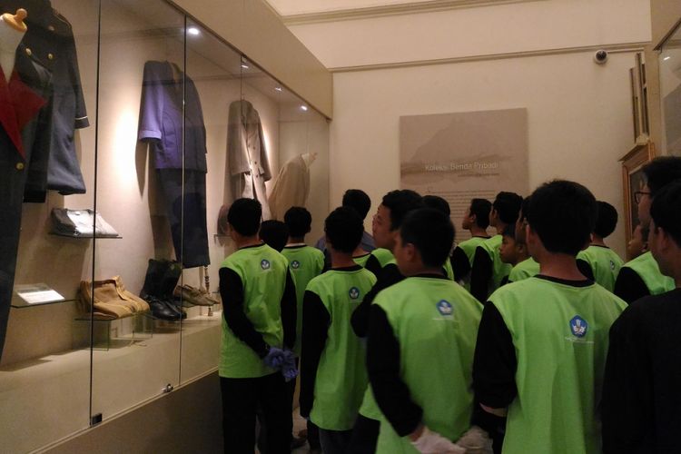 Sejumlah siswa SMP berkeliling di Museum Basoeki Abdullah di Jalan Keuangan Raya, Cilandak Barat, Jakarta Selatan, Jumat (26/1/2018) malam. Para pelajar dari berbagai sekolah di Jakarta itu mengikuti kegiatan Semalam di Museum sebagai salah satu upaya penguatan pendidikan karakter.