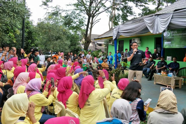 Wakil Gubernur DKI Jakarta Sandiaga Uno saat membuka acara pencanangan kelurahan sadar jaminan sosial ketenagakerjaan di RPTRA Taman Sawo, Minggu (28/1/2018). 
