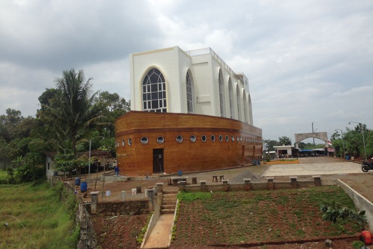 Masjid kapal di Semarang, Jawa Tengah. Masjid ini unik karena Arsitektur bangunan menyerupai kapal. Foto diambil pada Jumat (26/1/2018)
