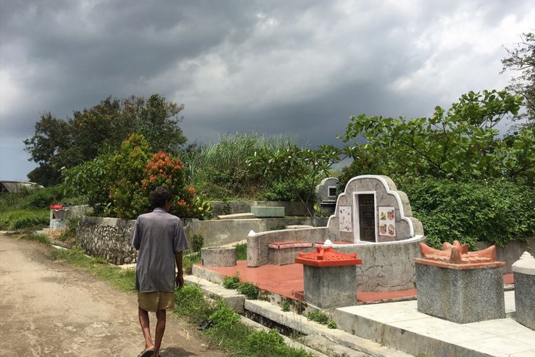 Pemakaman atau kuburan keturunan Tionghoa di Gang At-Taufiq, Kecamatan Babelan, Kabupaten Bekasi, Jawa Barat, Selasa (30/1/2018). 