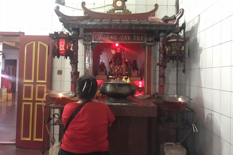 Seorang pengunjung sedang berdoa di Klenteng tertua di Kota Bekasi, Klenteng Hok Lay Kiong, di Kecamatan Bekasi Timur, Kota Bekasi, Jawa Barat, Selasa (30/1/2018). 