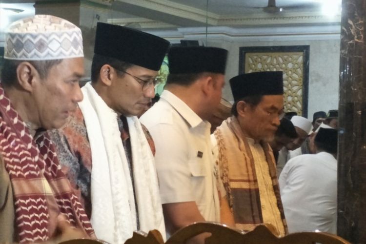 Wakil Gubernur DKI Jakarta, Sandiaga Uno menjalankan shalat gerhana di sebuah masjid yang terletak di sebuah gang kecil di Jalan Pramuka Sari III, Rawasari, Jakarta Pusat. Masjid ini bernama Masjid Al Mubarak, Rabu (31/1/2018).