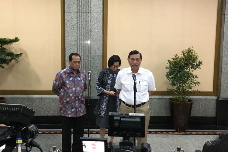 Menteri Perhubungan Budi Karya Sumadi, Menteri Keuangan Sri Mulyani Indrawati, serta Menko Kemaritiman Luhut Binsar Panjaitan usai RKA Kemenhub tahun 2019, di Jakarta, Kamis (1/2/2018)
