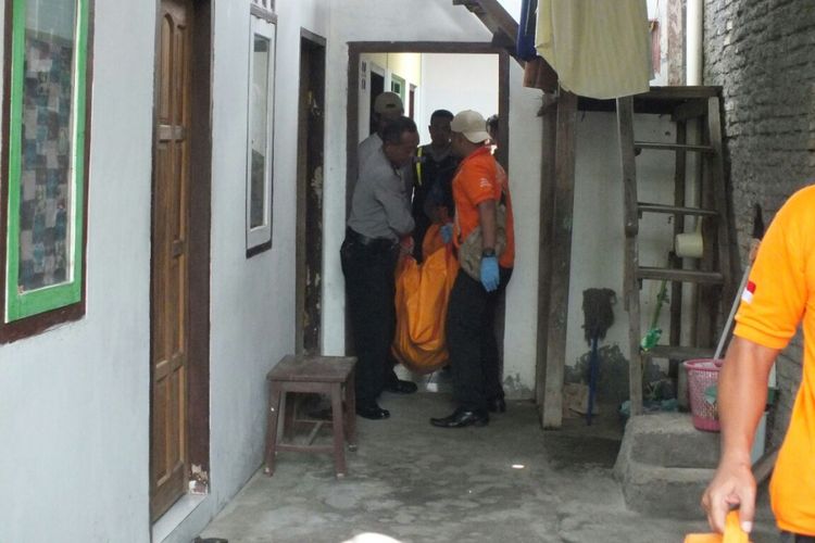 Polisi mengevakuasi jenazah ‎Harry Sugeng Kusbintoro (60)‎ dari dalam kamar kosnya di kampung Cempaka, Kecamatan Purwodadi, Kabupaten Grobogan, Jawa Tengah, Kamis (1/2/2018) siang.‎