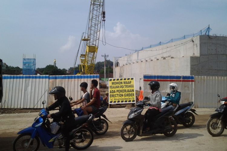 Pengalihan jalan alternatif Kendal-Semarang, Jumat (2/2/2018), karena ada pemasangan girder. 