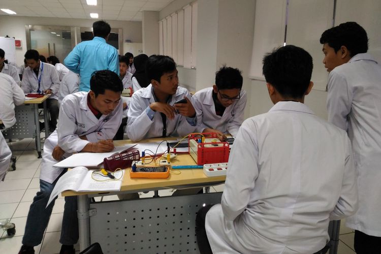 Mahasiswa Universitas Pertamina tengah melakukan uji coba di laboratorium