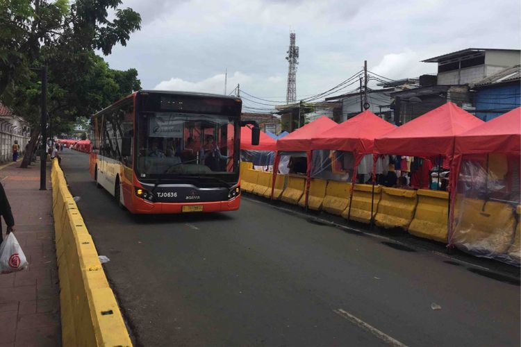 Bus transjakarta Tanah Abang explorer kembali beroperasi. Mulai Sabtu (3/2/2018), waktu operasional bus akan dimulai pukul 08.00-15.00 Wib.