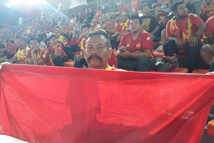 Gandar, suporter Selangor FA, mengibarkan bendera Indonesia.