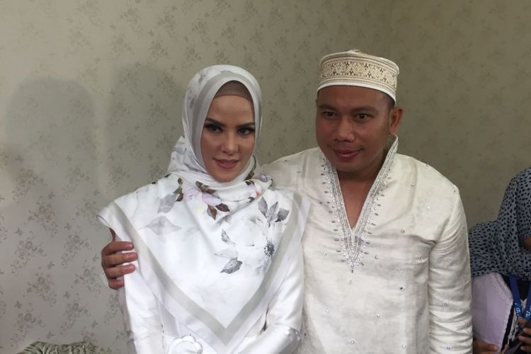 Vicky Prasetyo dan Angel Lelga menggelar pengajian jelang pernikahannya di Jalan Benda, Jagakarsa, Jakarta Selatan, Senin (5/2/2018).