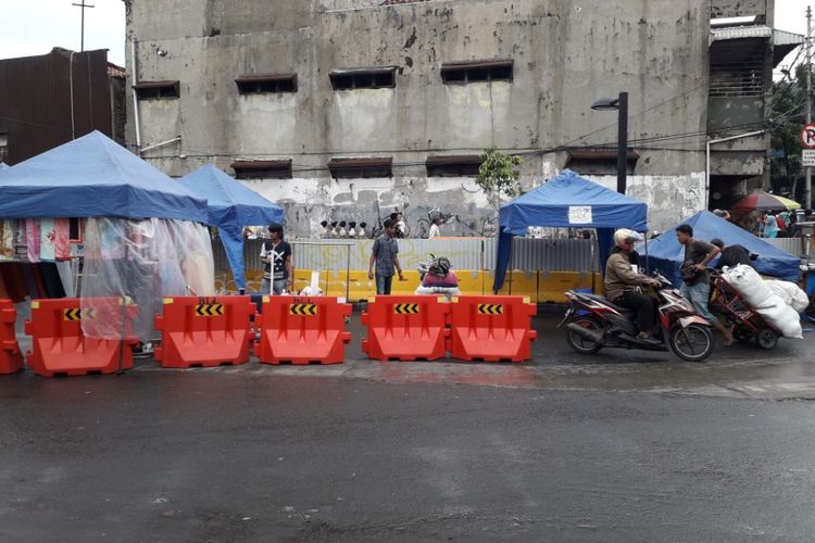 Motor melintasi lajur pedagang di Jalan Jatibaru Raya, Tanah Abang dimana kendaraan bermotor dilarang melintas pukul 08.00 - 15.00 WIB selain transjakarta Tanah Abang Explorer pada Senin (5/2/2018).