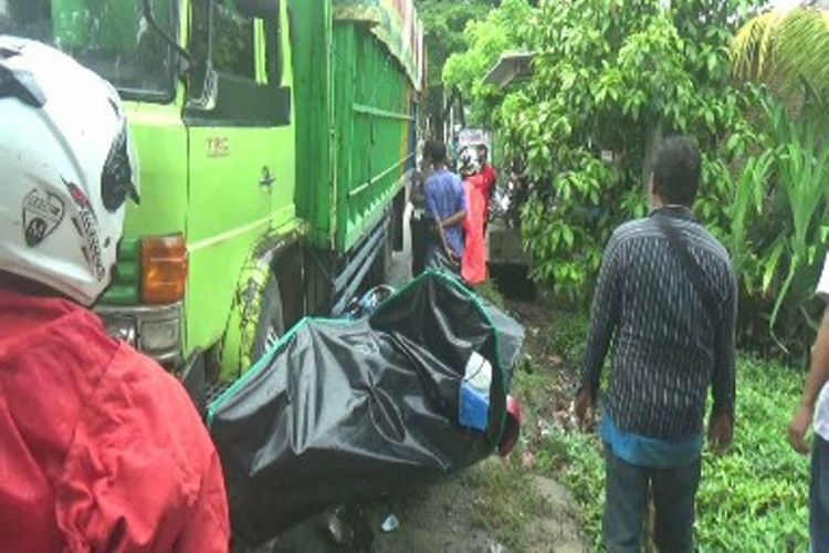 Tergilas truk bermuatan puluhan ton kayu gelondongan, 4 anggota keluarga di Polewali Mandar, Sulawesi Barat, tewas.