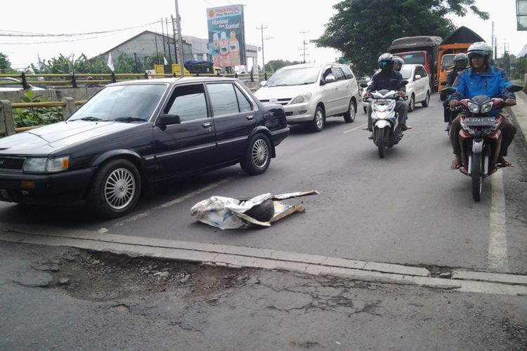 Lubang jalan. Kompas. Com/Slamet Priyatin 