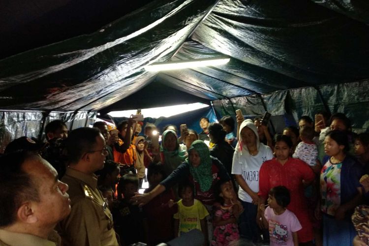 Gubernur DKI Jakarta Anies Baswedan mengunjungi pengungsian banjir di Jalan Arus, Cawang, Jakarta Timur yang terendam banjir, Selasa (6/2/2018) siang.