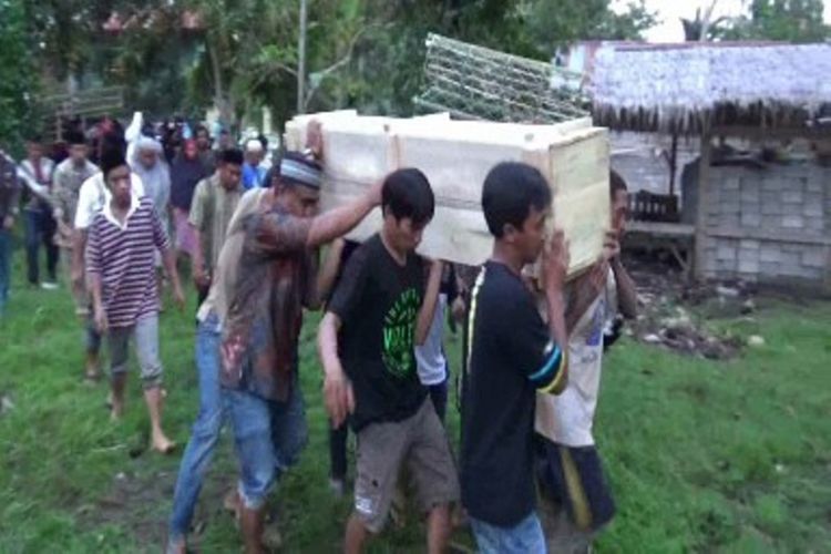 Empat anggota keluarga yang menjadi korban kecelakaan antara truk dan becak motor di Jalan Trans Sulawesi di Polewali Mandar, Sulawesi Barat, dimakamkan berdampingan dalam satu lubang di tempat pemakaman umum tak jauh dari kediaman korban.