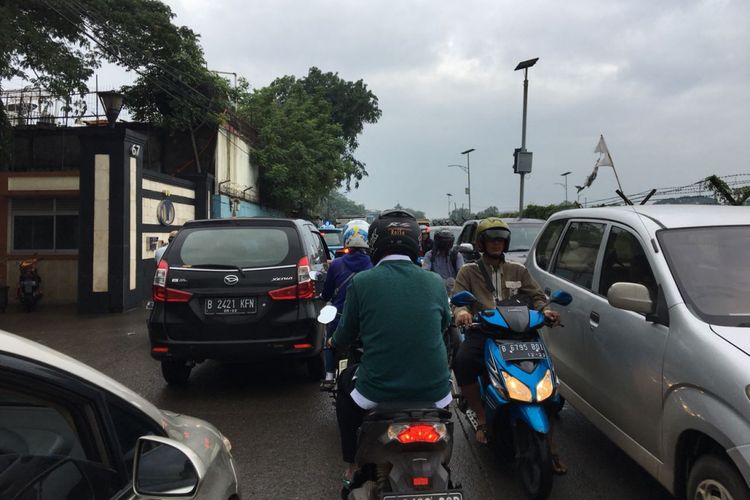 Kondisi Jalan Raya Perancis di Dadap, Kabupaten Tangerang, yang macet ke arah Bandara Soekarno-Hatta pada Rabu (7/2/2018) pagi. Kemacetan terjadi sebagai dampak penutupan Jalan Perimeter Selatan akibat terowongan yang dikerjakan kontraktor Waskita Karya ambrol pada Senin (5/2/2018).