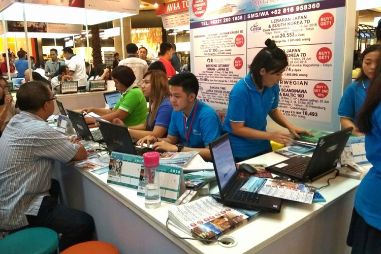 Stan paket wisata dari berbagai travel agent yang dijadikan satu sibuk melayani pembeli. Suasana di Cathay Pacific Travel Fair 2018, yang diselenggarakan 8-11 Februari 2018.