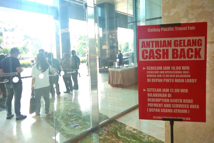 Peraturan cash back di Cathay Pacific Travel Fair, di Mall Kota Kasablanka, Kamis (8/2/2018). 