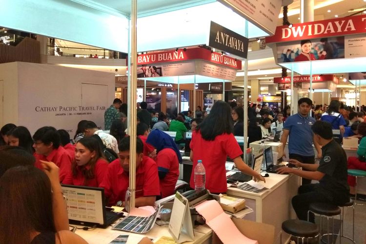 Stan paket wisata dari salah satu travel agent sibuk melayani pembeli di Cathay Pacific Travel Fair, Kamis (8/2/2018). Suasana di Cathay Pacific Travel Fair 2018, yang diselenggarakan 8-11 Februari 2018.