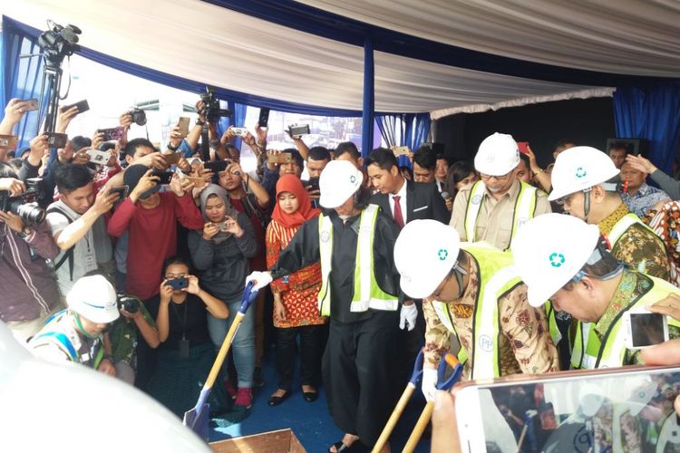 Menteri Kelautan dan Perikanan Susi Pudjiastuti saat meresmikan pasar ikan modern di Muara Baru Jakarta Utara, Kamis (8/2/2018).