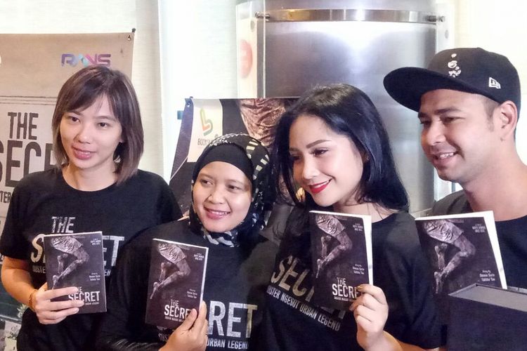 (Kiri ke kanan) Talitha Tan, Demas Garin, Nagita Slavina dan Raffi Ahmad saat jumpa pers peluncuran Novel The Secret Suster Ngesot Urband Legend di kawasan Thamrin, Jakarta Pusat, Jumat (9/2/2018).