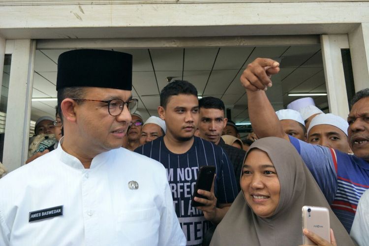 Gubernur DKI Jakarta Anies Baswedan usai sholat Jumat di Masjid Jami Al-Karomah, Cililitan, Jumat (9/2/2018). 