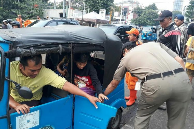 PMKS yang tinggal di kolong jembatan Pasar Rumput dipulangkan oleh Kecamatan Setiabudi, Jakarta Selatan, Kamis (8/2/2018).