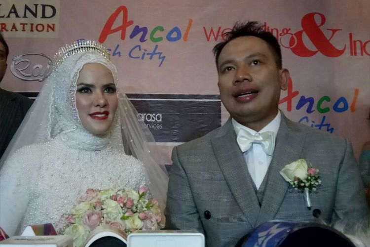 Vicky Prasetyo dan Angel Lelga  saat ditemui dalam resepsi pernikahan mereka di Ancol Beach City, Jakarta Utara, Sabtu (10/2/2018).