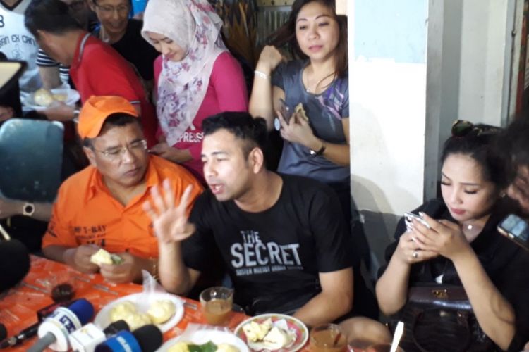 Hotman Paris bersama Raffi Ahmad dan keluarga saling berbincang di kedai Kopi Johny Kelapa Gading, Jakarta Utara, Sabtu (10/2/2018).