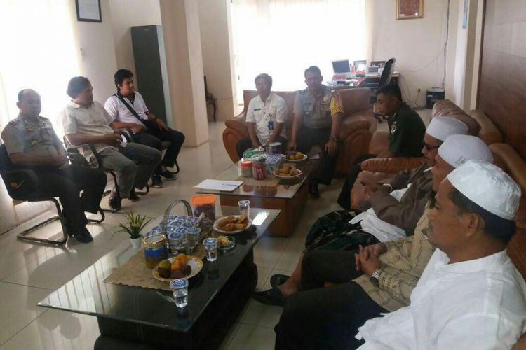 Rapat musyawarah tingkat Muspika Kecamatan Legok terkait adanya penolakan kegiatan Biksu Mulyanto Nurhalim di Desa Babat, Legok, Tanggerang.